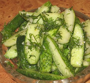 Как приготовить малосольные огурцы в пакете