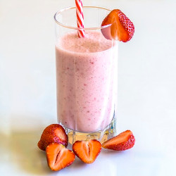 Как приготовить молочный коктейль в блендере с клубникой