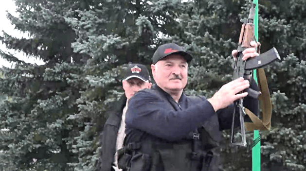 Лукашенко превращает лаву протеста в «холодную гречневую кашу» — политолог