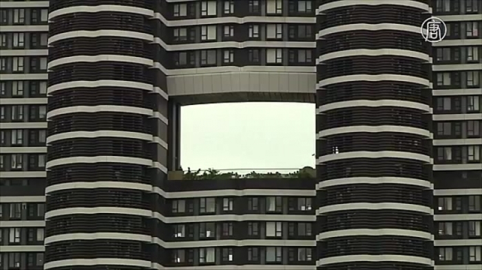 Зачем в Гонконге строят здания с отверстиями?