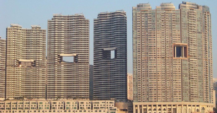 Зачем в Гонконге строят здания с отверстиями?