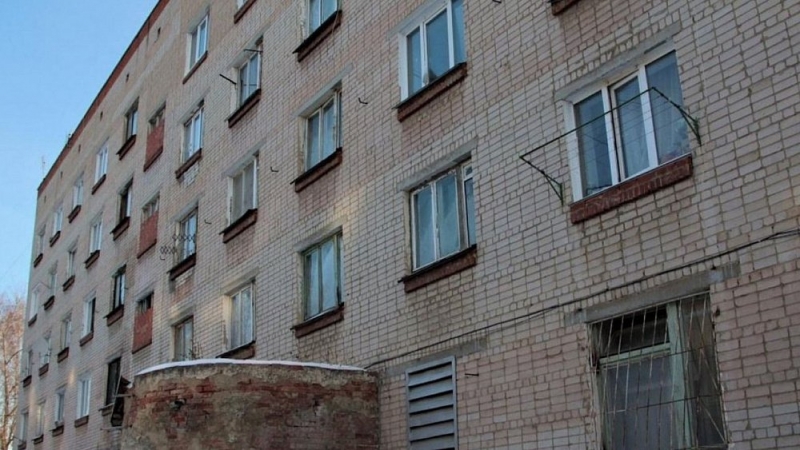 Администрация Чебаркуля прокомментировала ситуацию вокруг разрушающегося дома на Электростальской