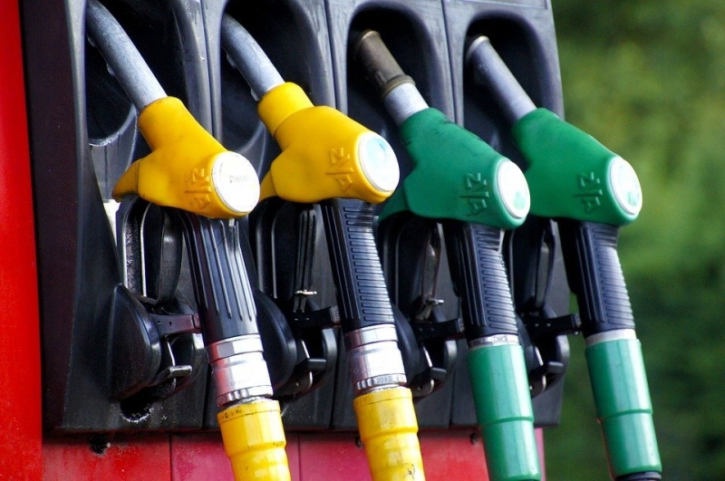Цены на автомобильное топливо снижаются в России