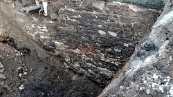 Челябинский краевед обнаружил старую стену на набережной Миасса