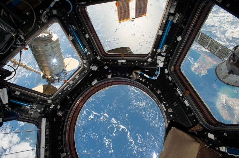 ЧП в космосе: Экипаж МКС изолировался в российском сегменте для поиска утечки воздуха