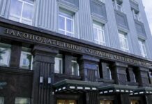 Фоторепортаж с вручения удостоверений новоиспеченным депутатам Заксобрания