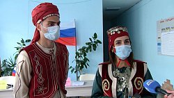 Южноуральцы пришли на избирательные участки в национальных костюмах