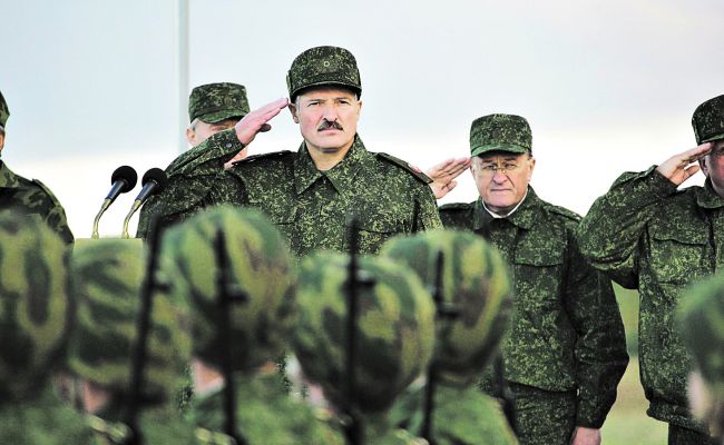 Карнавализация Белоруссии: Лукашенко переходит на военные рельсы — интервью