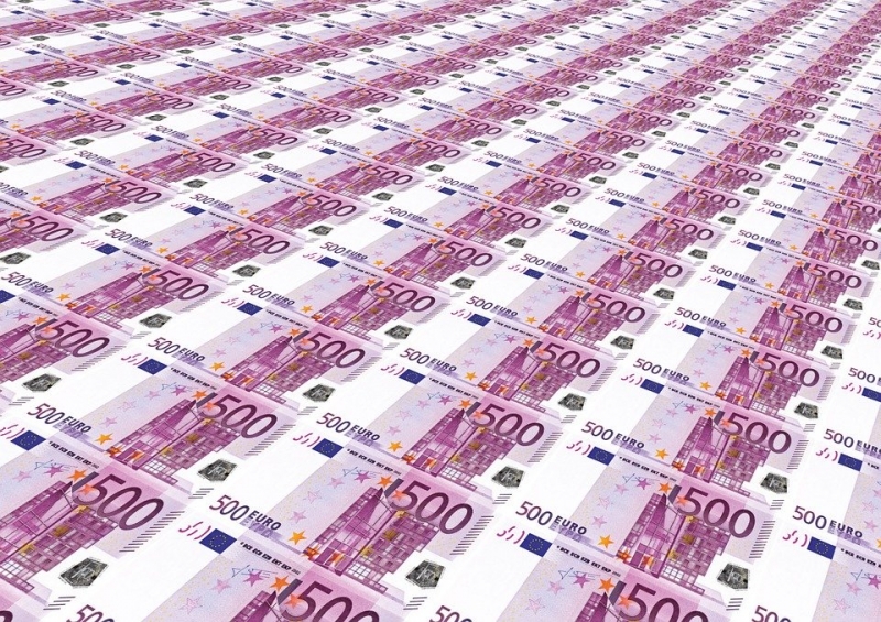 Курс евро превысил 90 рублей впервые за 4,5 года