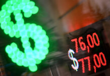 Обвал рубля зафиксирован на московских биржах