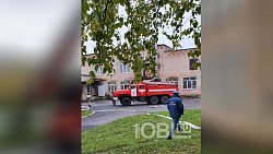 Пожарные окружили одну из школ в Сатке