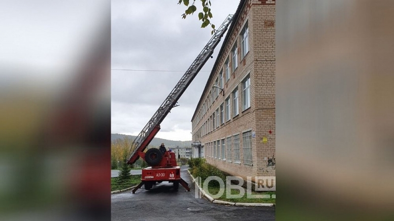 Пожарные окружили одну из школ в Сатке