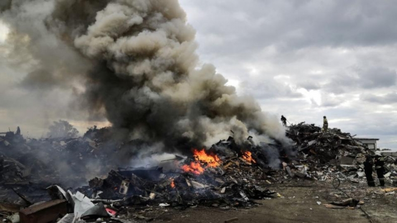 Тушили полдня: пожар на металлобазе произошёл в Челябинске