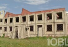 В Челябинске снесли недострой возле школы № 151