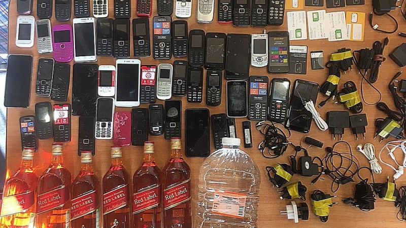 В южноуральскую колонию пытались пронести 54 мобильных телефона и 10 литров алкоголя