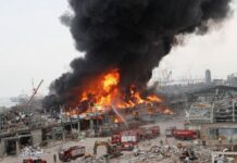 В порту Бейрута горит склад с покрышками и нефтью