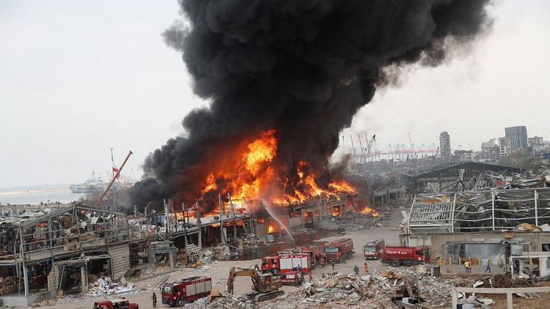 В порту Бейрута горит склад с покрышками и нефтью