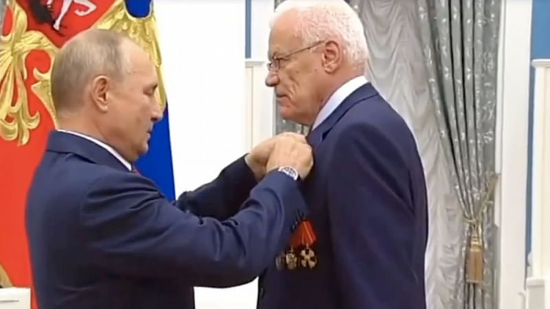 Владимир Путин присвоил звание Героя Труда физику из Снежинска Георгию Рыкованову