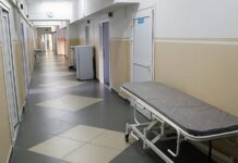 «Вынуждены сидеть в коридоре в очереди даже ночью»: пациенты ковидного госпиталя в Магнитогорске жалуются на качество лечения