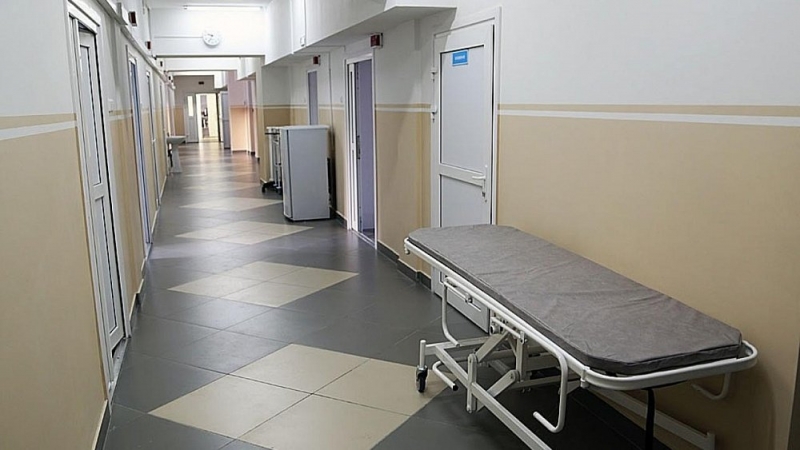 «Вынуждены сидеть в коридоре в очереди даже ночью»: пациенты ковидного госпиталя в Магнитогорске жалуются на качество лечения