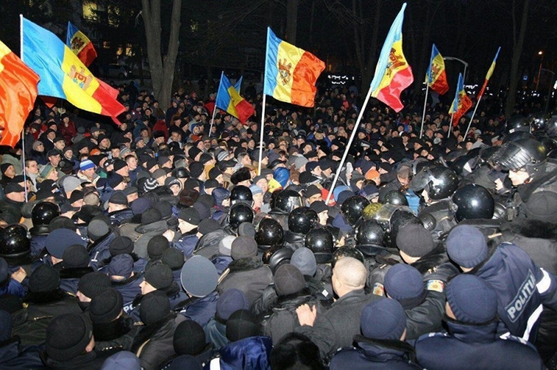 «Настраивают оппозицию»: зачем США революция в Молдавии