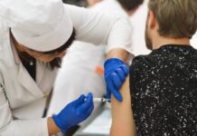 Полсотни человек поставили прививку от гриппа перед домашним матчем «Трактора»