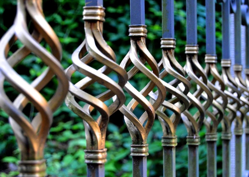 Распашные ворота с калиткой – идеальное решение для дома