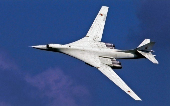 Стратегические ракетоносцы Ту-160 провели 12-часовой полет над акваториями северных морей