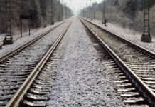 В Челябинской области грузовой поезд переехал мужчину, лежащего на рельсах