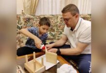 Алексей Текслер вместе с сыном смастерил кормушки для птиц