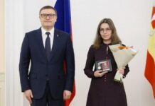 Алексей Текслер вручил медали многодетным мамам из Челябинской области