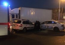 Два человека пострадали в столкновении такси с двумя машинами