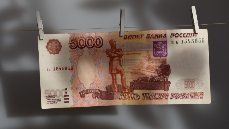 Экономист назвал причину снижения курса рубля