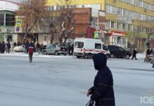 В Челябинске автомобиль влетел в толпу, стоящую на остановке
