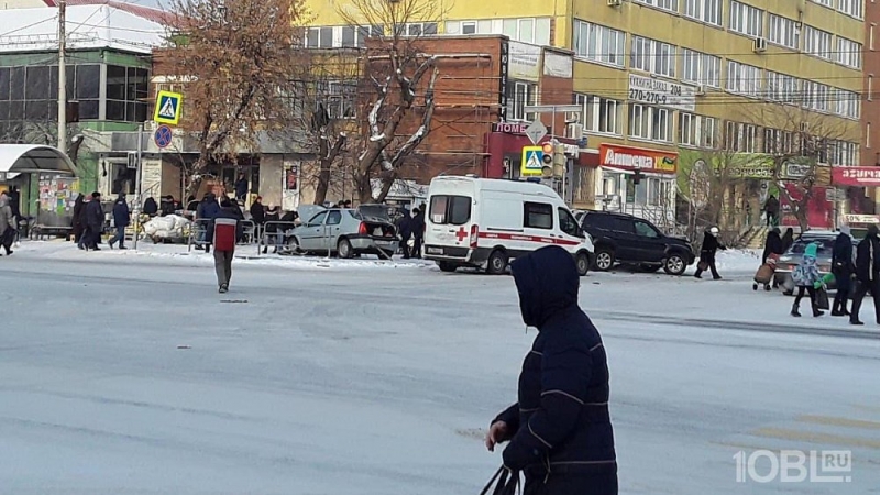 В Челябинске автомобиль влетел в толпу, стоящую на остановке