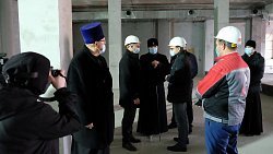 В Челябинске освятили купола и кресты собора Рождества Христова
