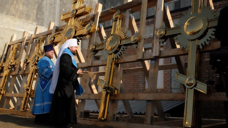 В Челябинске освятили купола и кресты собора Рождества Христова