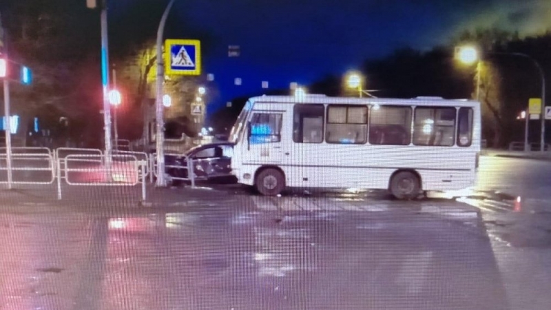 В Челябинске водитель иномарки скончался в результате ДТП с ПАЗом