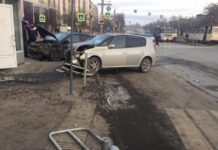 Во время ДТП две машины вылетели на тротуар в Челябинске
