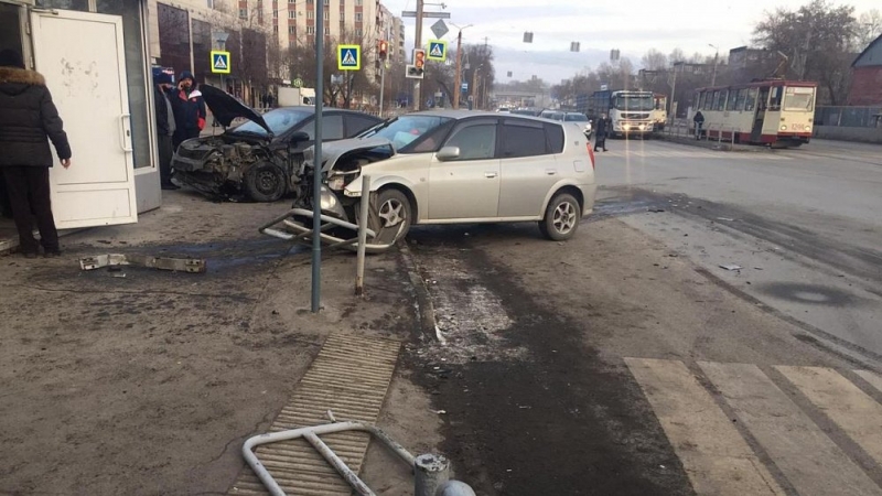 Во время ДТП две машины вылетели на тротуар в Челябинске