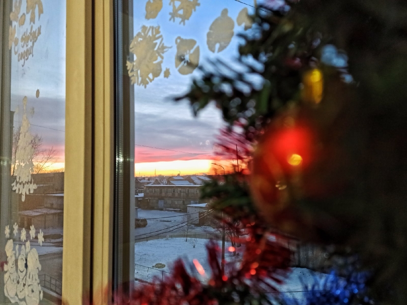Медсестры ковидной базы в Челябинске применяют новогоднюю терапию 
