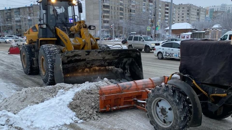 Сегодня в Челябинске убирают снег 164 единицы техники