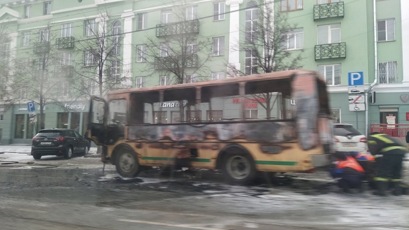 В центре Челябинска загорелась маршрутка