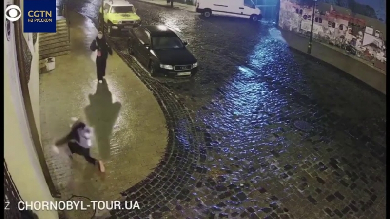 Видео падений девочки в обледеневшем Киеве поразило упорством
