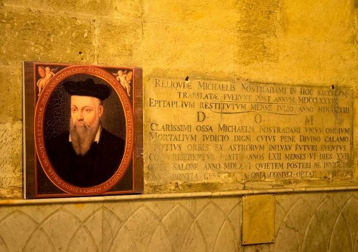 Почему Нострадамус похоронен стоя в стене монастыря