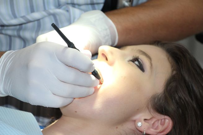 Правила работы стоматологов в России смягчат