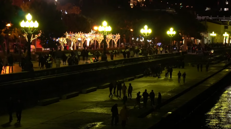 Завистливые украинцы пришли в комментарии к видео о новогодней многолюдной Ялте