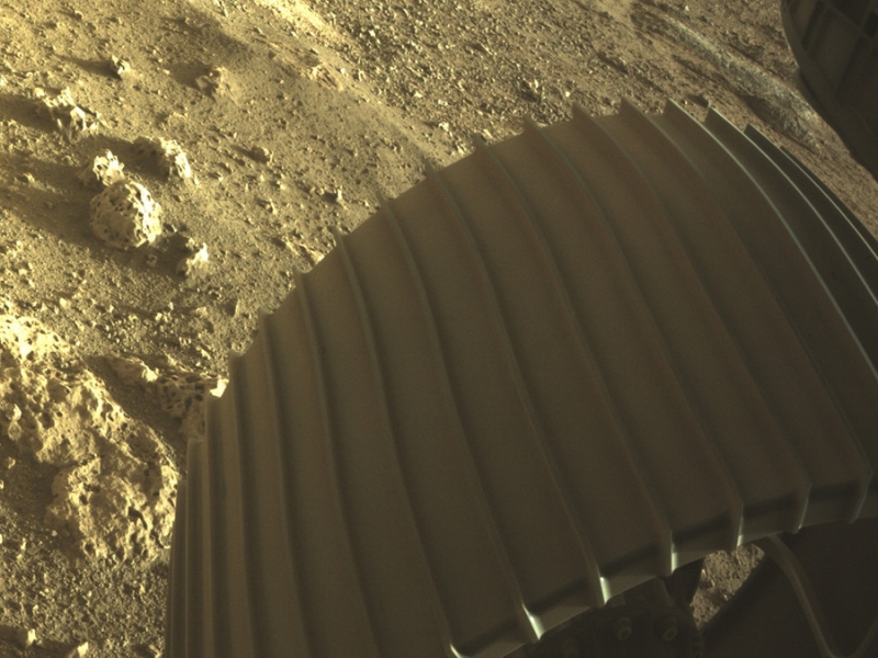 Марс оказался не красным: аппарат Perseverance прислал первые цветные фото планеты