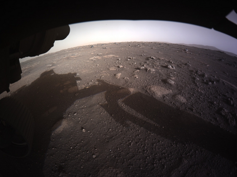 Марс оказался не красным: аппарат Perseverance прислал первые цветные фото планеты
