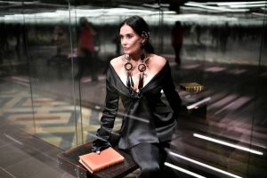 Новое лицо Деми Мур на модном показе Fendi-2021 шокировало поклонников